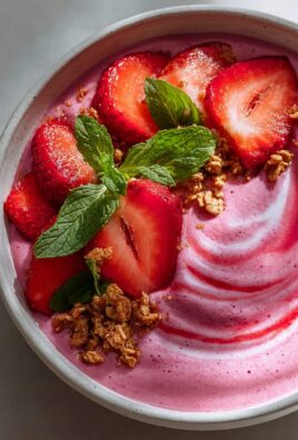 Erdbeer Swirl Smoothie Bowl: Das ultimative Sommer-Rezept
